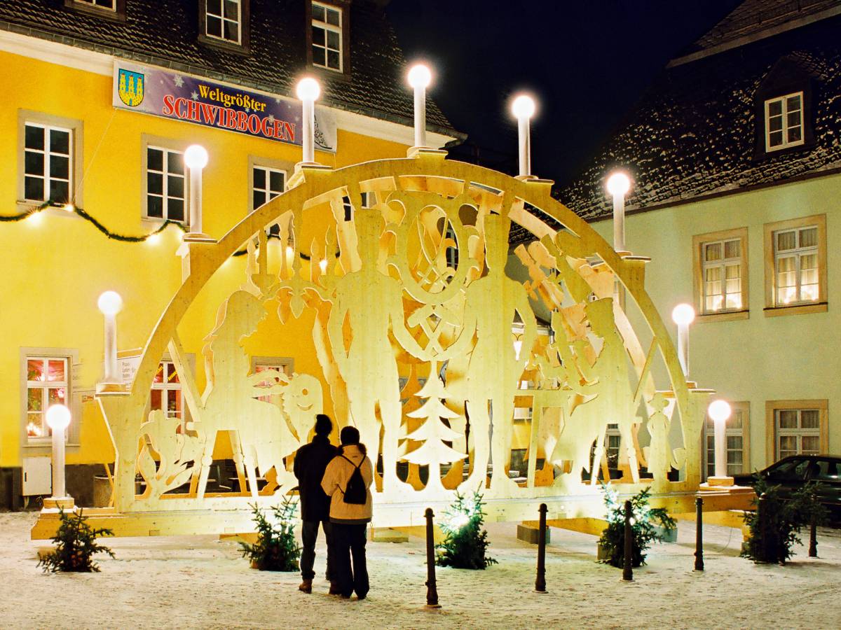 Weltgrößter Schwibbogen in Zschopau im Winter