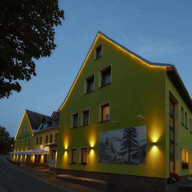 Berghotel Talblick in Rechenberg bei Dämmerung