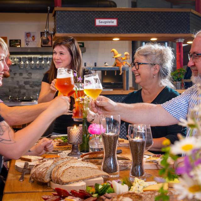 Gäste im Restaurant des Talblick beim Bier trinken