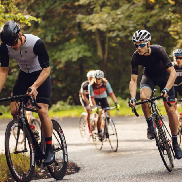 Rennrad Rennen im Wald