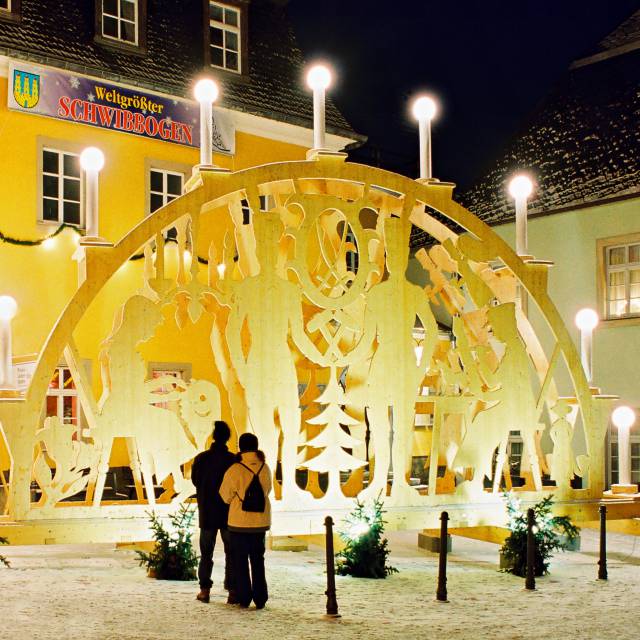 Weltgrößter Schwibbogen in Zschopau im Winter
