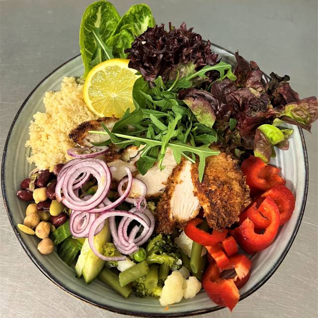 gesunde Fitnessbowl mit Hühnchen und frischen Salat