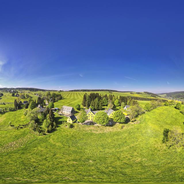 Weitsicht auf das Berghotel Talblick