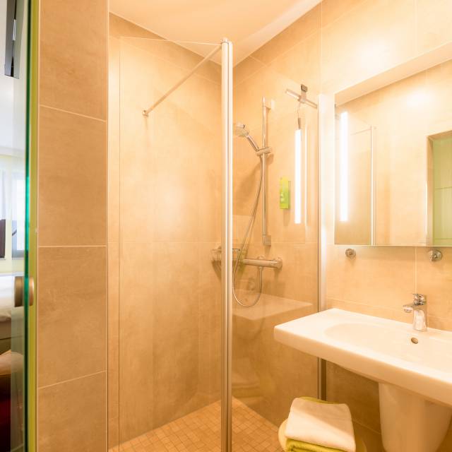 Helles Badezimmer mit einfachen Zugang zum Hotelzimmer